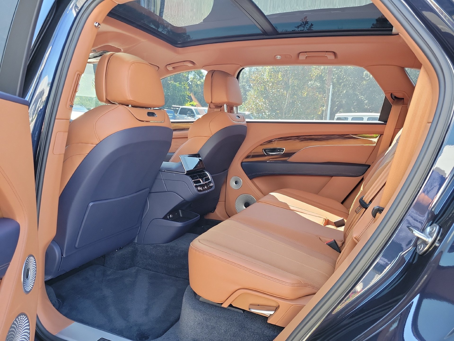 Certified 2025 Bentley Bentayga Extended Wheelbase AWD/4WD image 15