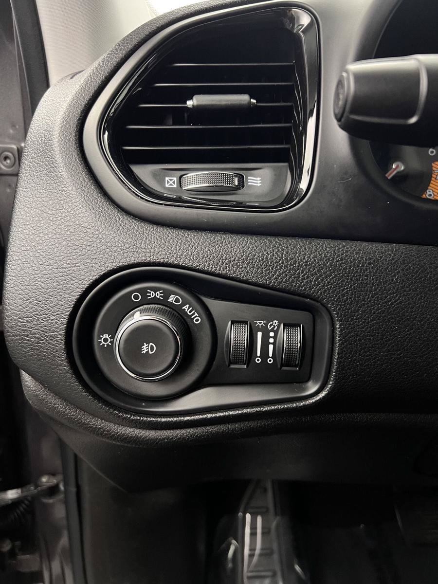 Used 2019 Jeep Renegade Altitude w/ Quick Order Package 2XM FWD image 10