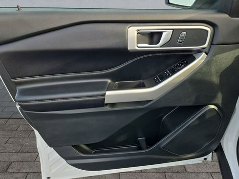 Used 2022 Ford Explorer XLT w/ Equipment Group 202A image 10