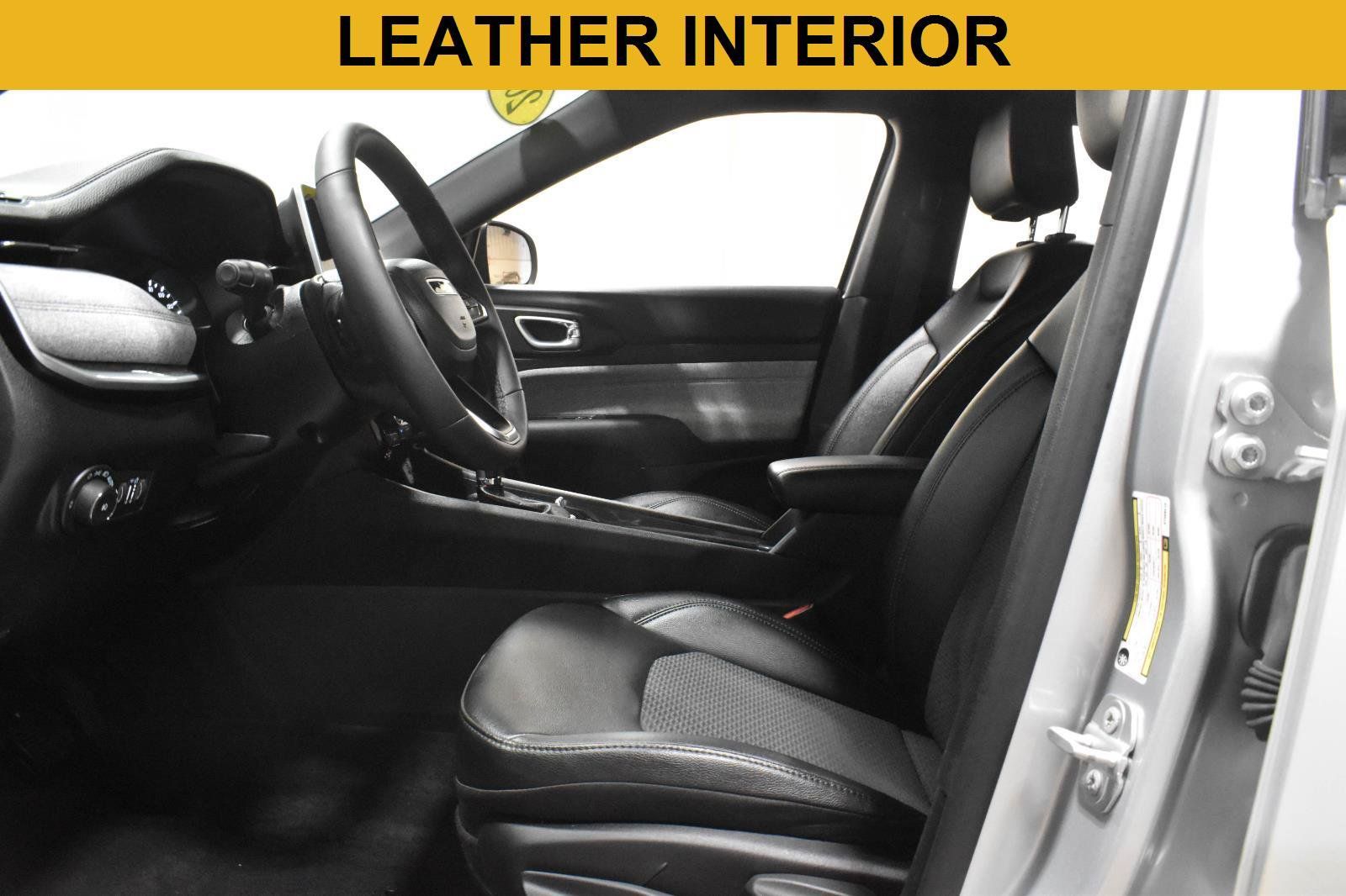 Used 2025 Jeep Compass Latitude AWD/4WD image 4