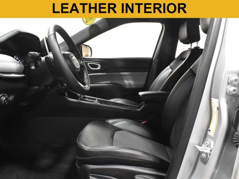 Used 2025 Jeep Compass Latitude AWD/4WD image 4