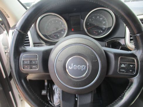 Used 2013 Jeep Grand Cherokee Laredo AWD/4WD image 18
