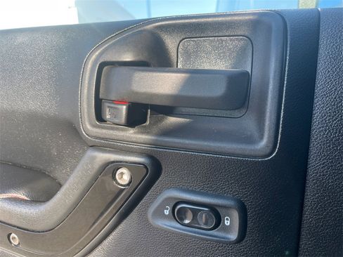 Used 2012 Jeep Wrangler Unlimited Sahara image 28