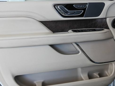 Used 2019 Lincoln Navigator Select w/ Technology Package RWD image 22