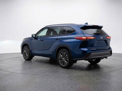 Used 2025 Toyota Highlander XSE image 6