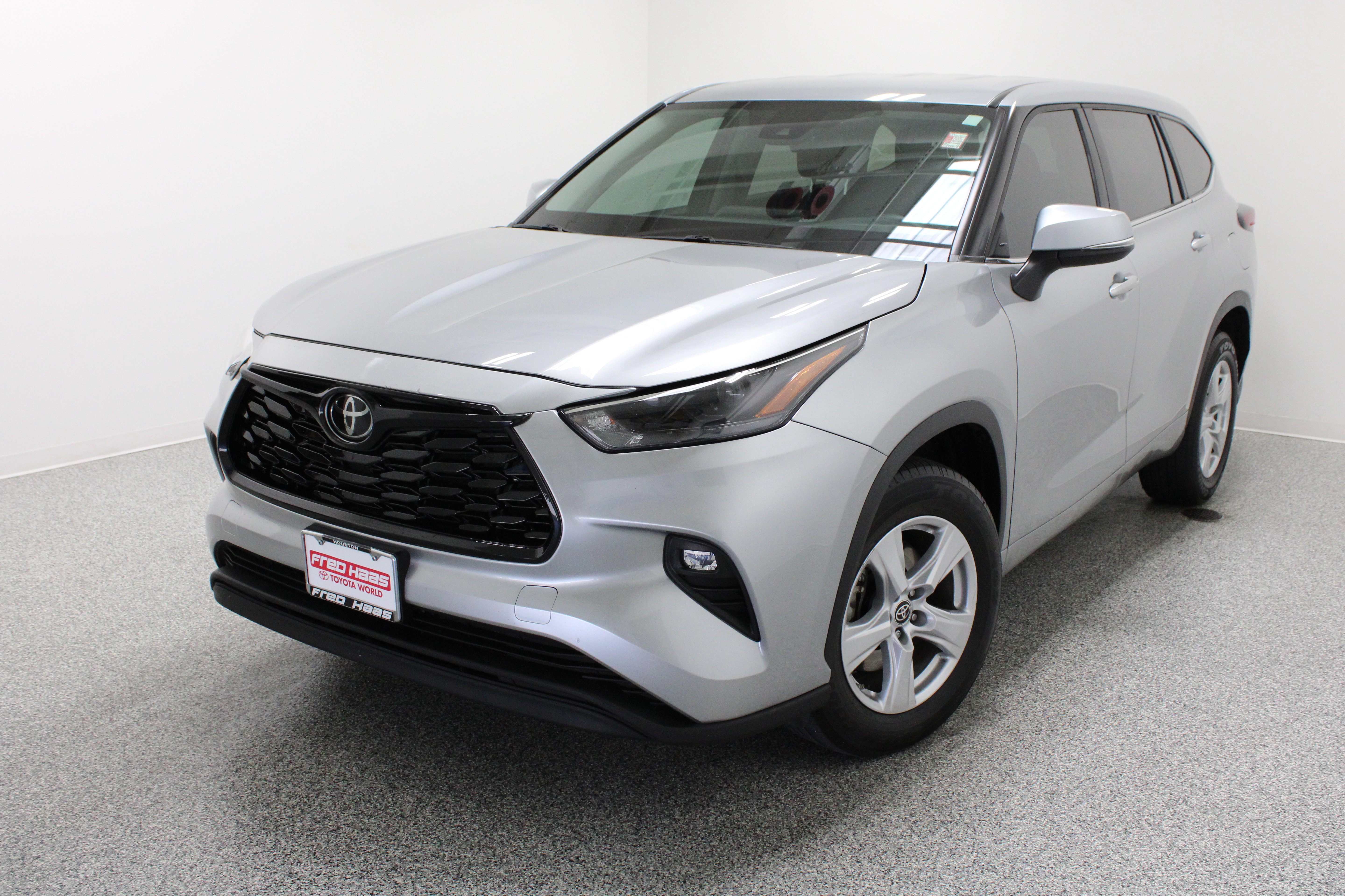 Used 2025 Toyota Highlander LE FWD image 2