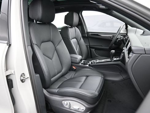 Certified 2026 Porsche Macan AWD/4WD image 30