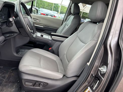 Used 2024 Toyota Sienna XLE FWD image 28