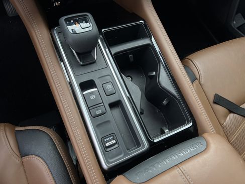 Used 2024 Nissan Pathfinder Platinum image 25