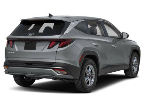 Used 2025 Hyundai Tucson SE FWD image 2