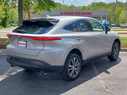 Used 2022 Toyota Venza LE image 9