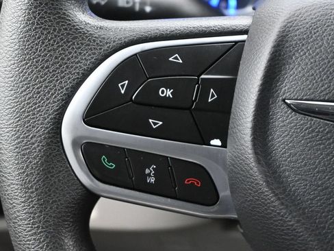Used 2017 Chrysler Pacifica Touring w/ Tire & Wheel Group FWD image 5