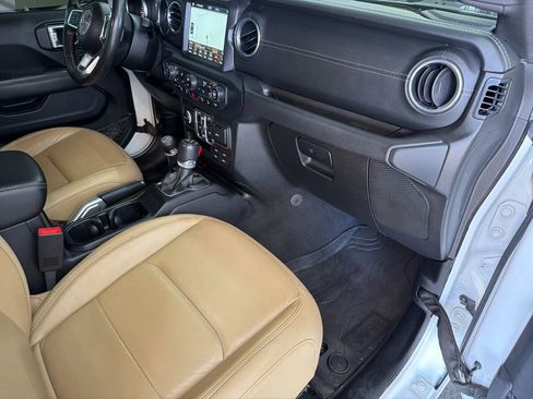 Used 2019 Jeep Wrangler Unlimited Sahara image 41