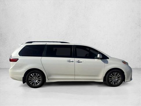 Used 2020 Toyota Sienna XLE FWD image 4