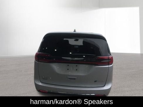 Used 2022 Chrysler Pacifica Limited w/ Uconnect Theater Family Group FWD image 8