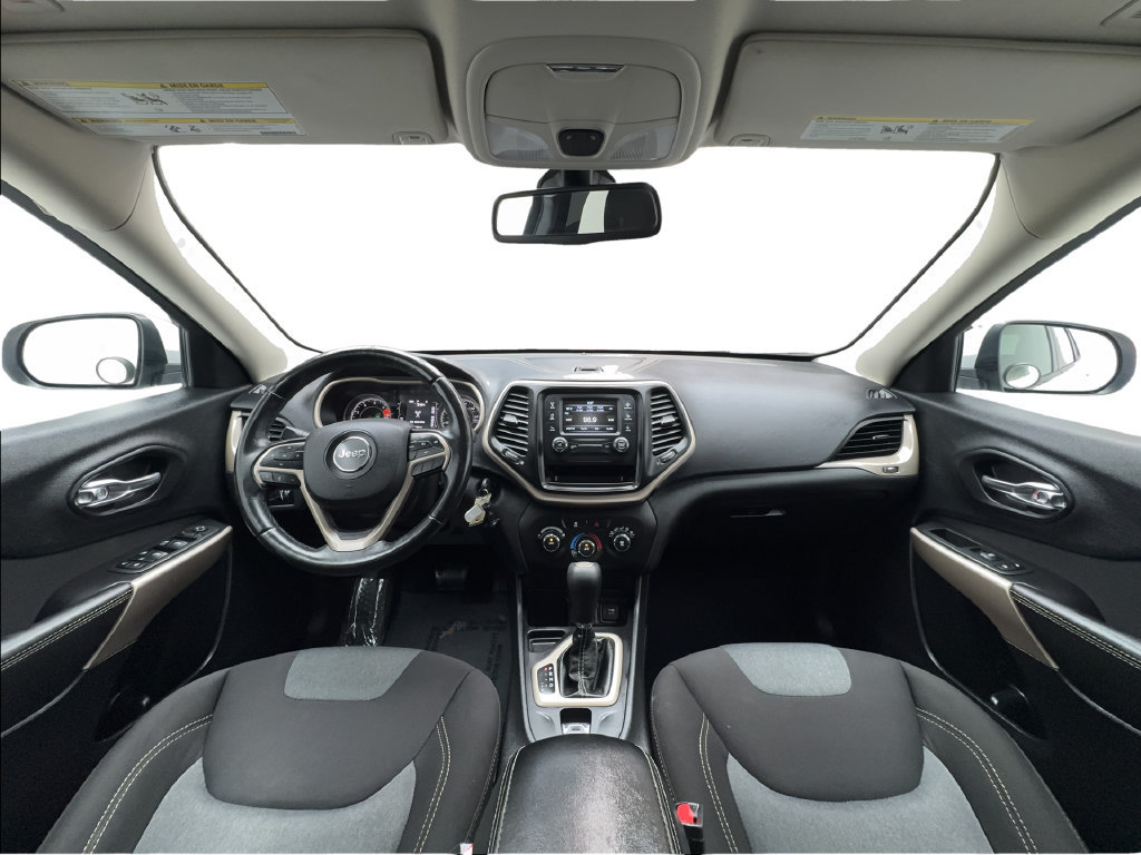Used 2018 Jeep Cherokee Latitude w/ Altitude Package FWD image 31