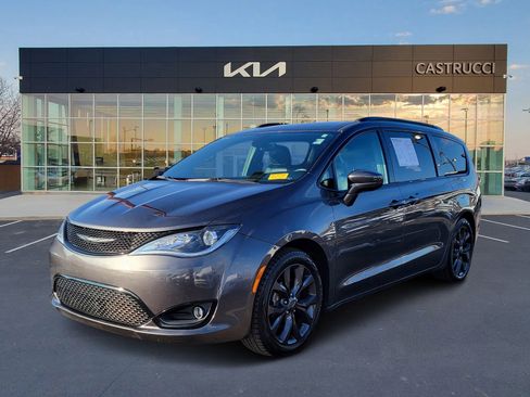 Used 2018 Chrysler Pacifica Touring-L Plus image 2