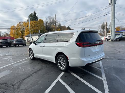 New 2026 Chrysler Pacifica Select AWD/4WD image 5