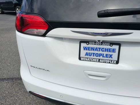 Used 2019 Chrysler Pacifica Touring-L FWD image 15