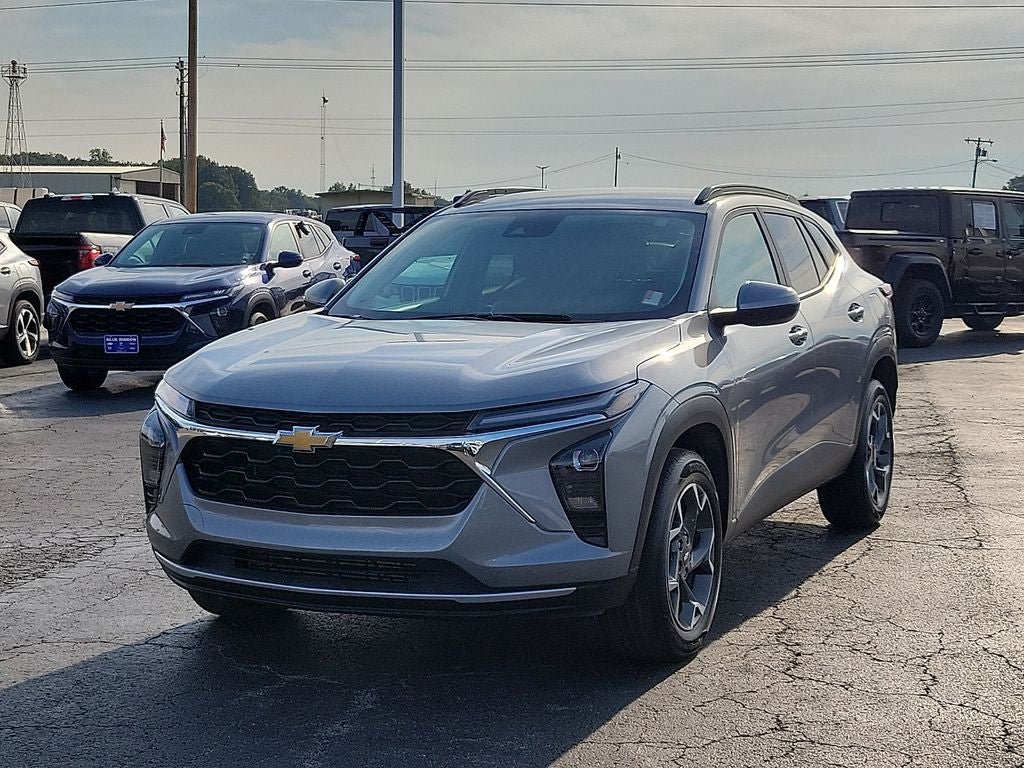 Used 2025 Chevrolet Trax LT w/ LT Convenience Package FWD image 2