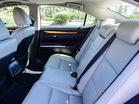 Used 2014 Lexus ES 300h w/ Luxury Package w/Bamboo Trim FWD image 22