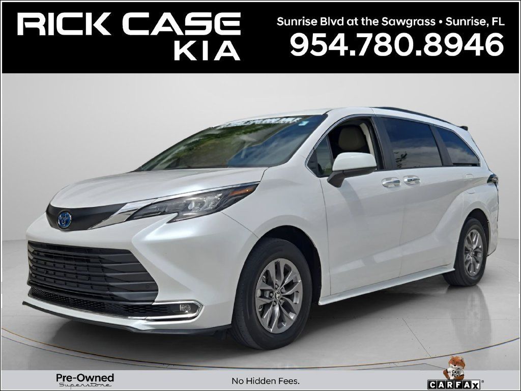 Used 2024 Toyota Sienna XLE FWD image 1