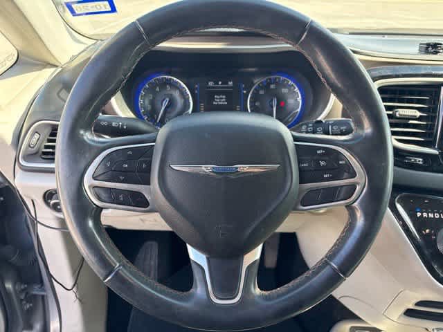 Used 2018 Chrysler Pacifica Touring-L w/ Premium Audio Group FWD image 14