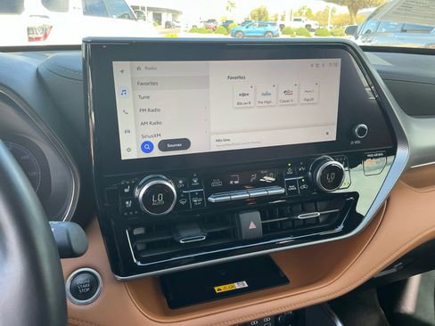 Used 2024 Toyota Highlander Platinum image 12