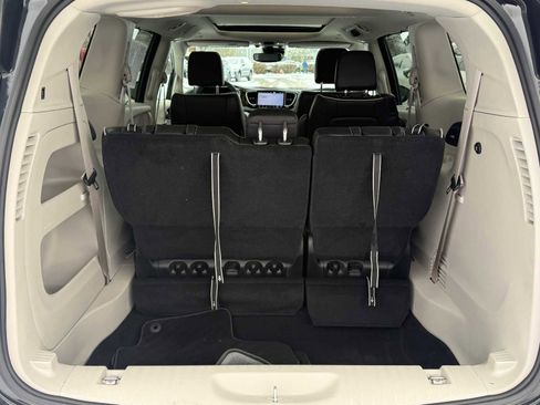 Used 2023 Chrysler Pacifica Limited image 25