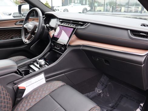 Used 2025 Jeep Grand Cherokee Summit w/ Obsidian Package AWD/4WD image 29