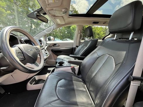 Used 2017 Chrysler Pacifica Limited w/ UConnect Theater Package FWD image 25