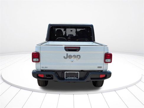 Used 2023 Jeep Gladiator Overland image 5