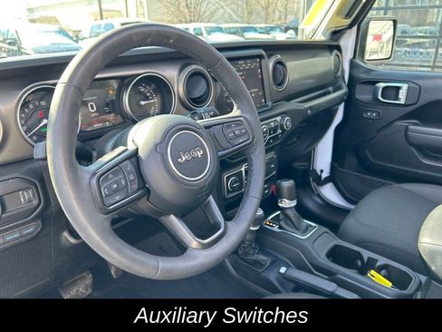 Used 2023 Jeep Wrangler Unlimited w/ Sun & Screen Package image 36