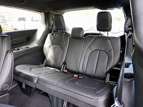 New 2026 Chrysler Pacifica Select AWD/4WD image 21