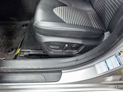 Certified 2020 Toyota Camry SE image 23