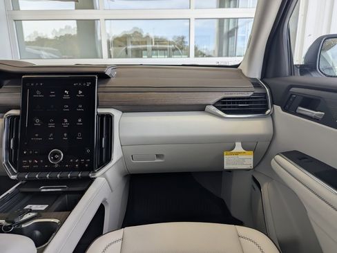 New 2026 GMC Acadia Denali w/ Super Cruise Package image 4