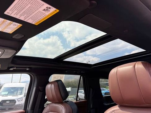 Used 2025 Lincoln Navigator Reserve image 31