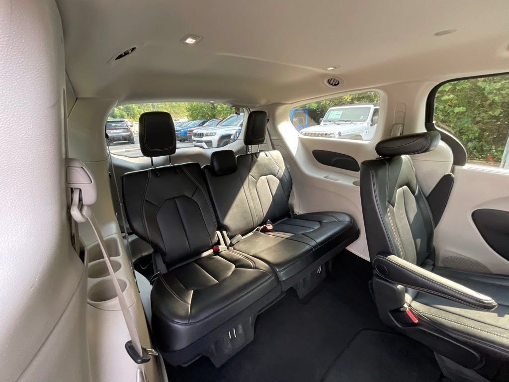Used 2024 Chrysler Pacifica Touring-L FWD image 24