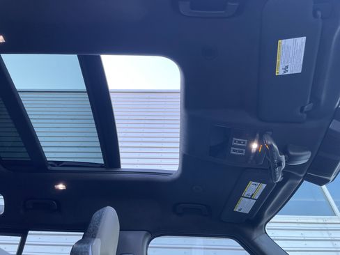 Certified 2025 Land Rover Defender 110 image 17