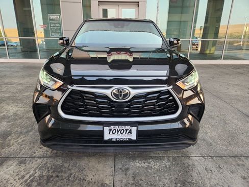 Used 2023 Toyota Highlander LE AWD/4WD image 2