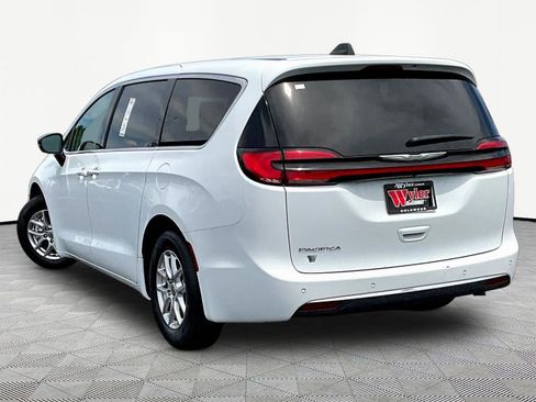Used 2024 Chrysler Pacifica Touring-L FWD image 4