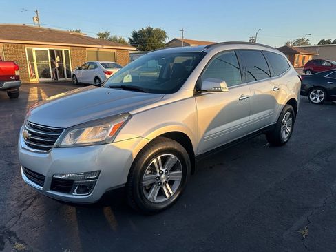 Used 2017 Chevrolet Traverse LT image 2