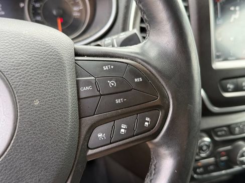 Used 2019 Jeep Cherokee Trailhawk AWD/4WD image 18