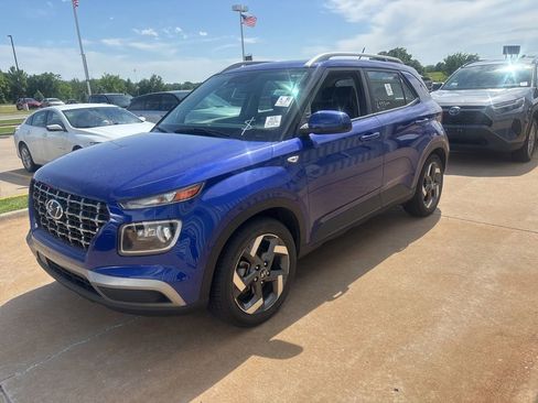Used 2024 Hyundai Venue Limited FWD image 2