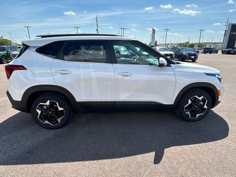 Used 2024 Kia Seltos EX AWD/4WD image 4