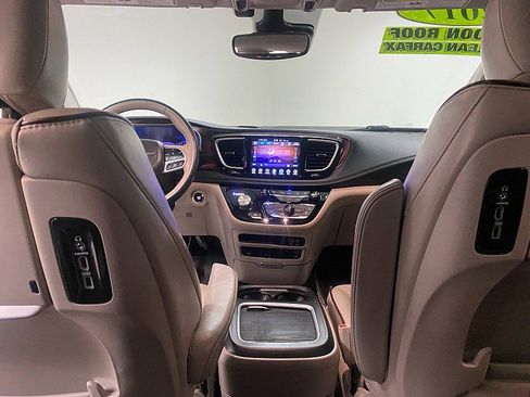Used 2017 Chrysler Pacifica Limited image 22