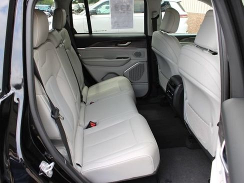 Used 2022 Jeep Grand Cherokee Overland AWD/4WD image 44