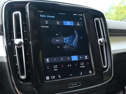 Used 2025 Volvo XC40 B5 Core image 34