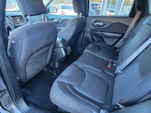 Used 2016 Jeep Cherokee Latitude w/ Cold Weather Group image 11