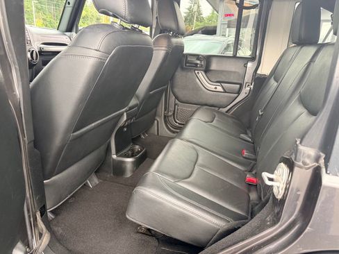 Used 2018 Jeep Wrangler Unlimited Sahara w/ Max Tow Package AWD/4WD image 29